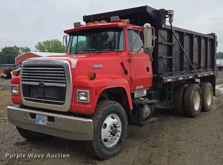 1995 Ford L9000 dump truck - EM7447