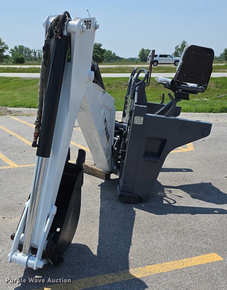 Bobcat 709 skid steer backhoe - EO1040