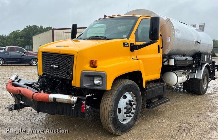 2005 Chevrolet C7500 oil distributor truck - DV4185
