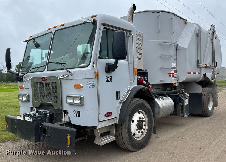2014 Peterbilt 320 refuse truck - DY0206