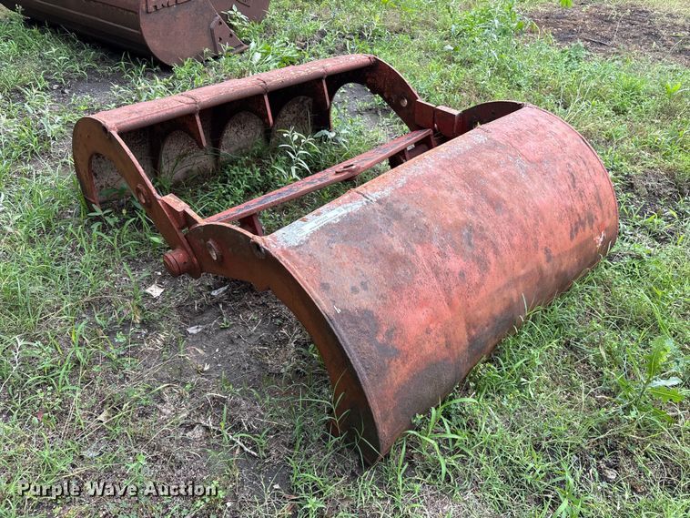 46" W clamshell bucket - DY0552