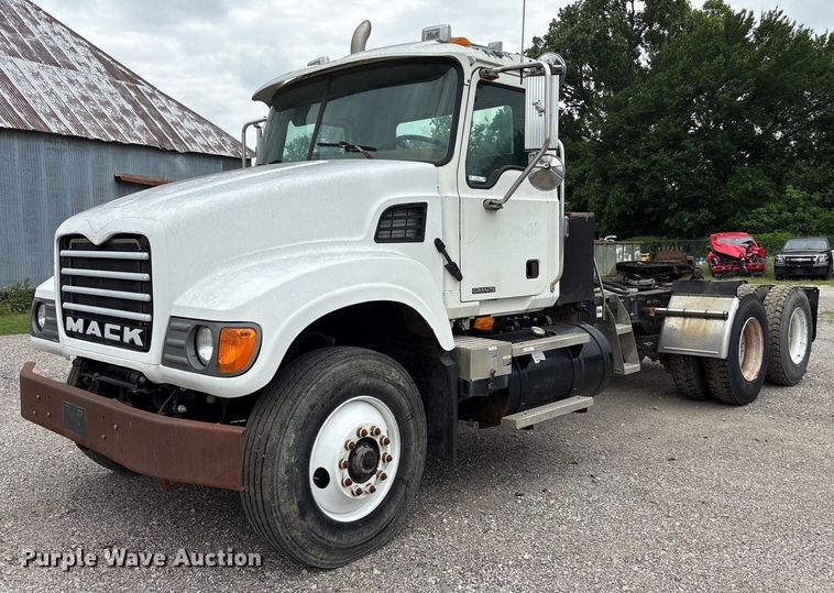 2006 Mack CV713 semi truck - DY0564