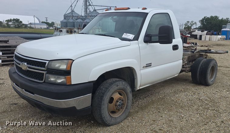 2006 Chevrolet Silverado 3500 pickup truck cab and chassis - EF3510