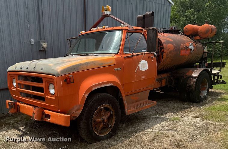 1977 Dodge D700 oil distributor truck - EG6570