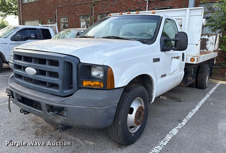 2006 Ford F350 Super Duty flatbed pickup truck - EG8384
