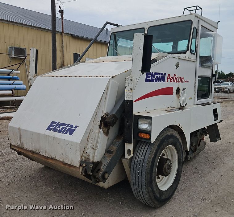 2000 Elgin Pelican series P street sweeper - EJ0121