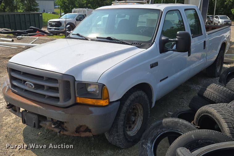 1999 Ford F350 Super Duty  Crew Cab pickup truck - EM7453
