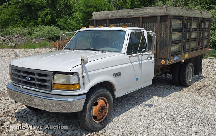 1996 Ford F350 XL flatbed pickup truck - EM7469