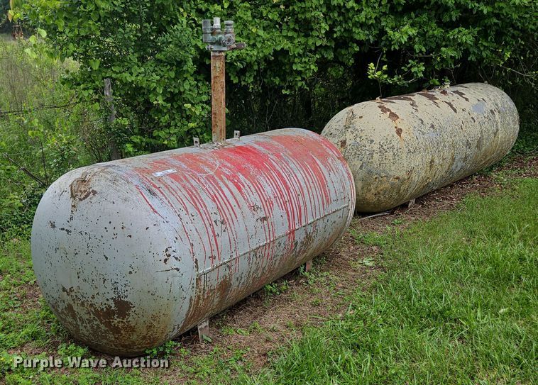 (2) propane tanks - EN3798