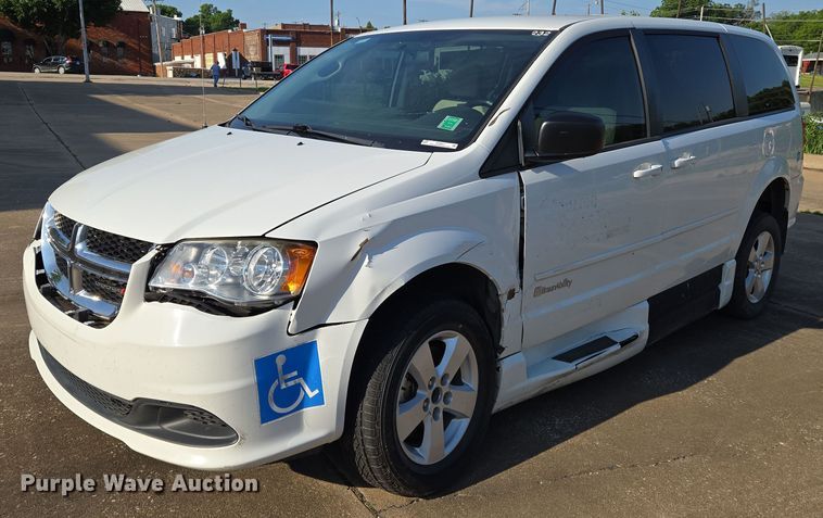 2017 Dodge Grand Caravan handicap accessible van - EN8057