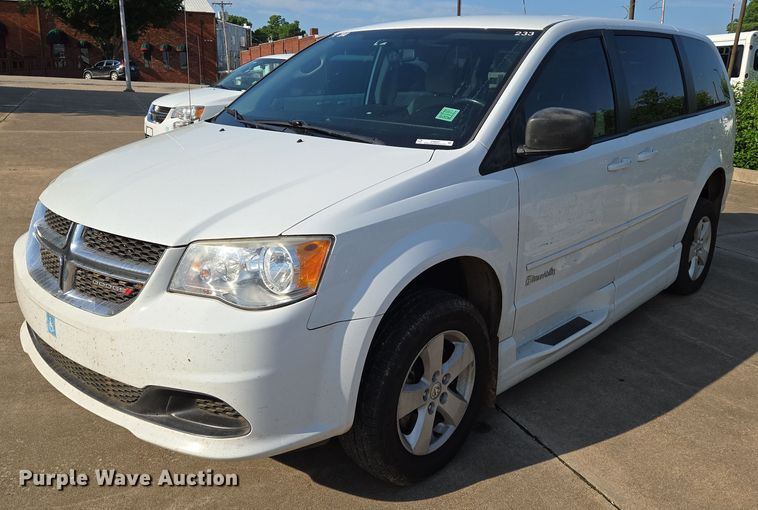 2017 Dodge Grand Caravan handicap accessible van - EN8061