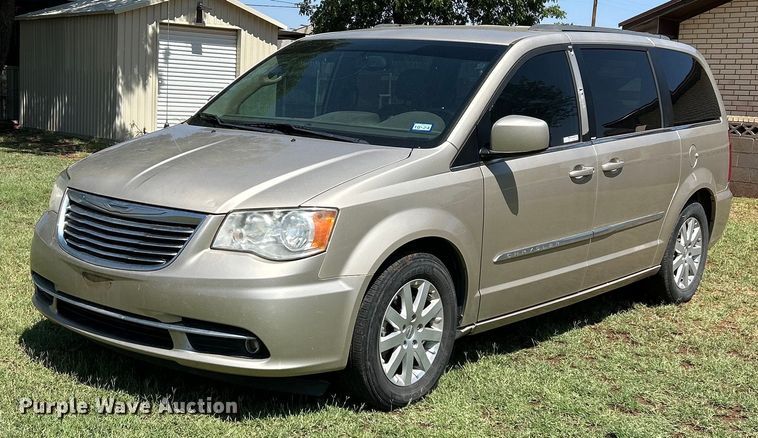 2014 Chrysler Town & Country van - EX9806