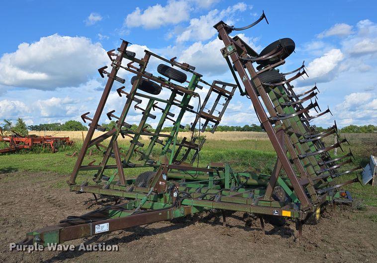 John Deere field cultivator - DT6962