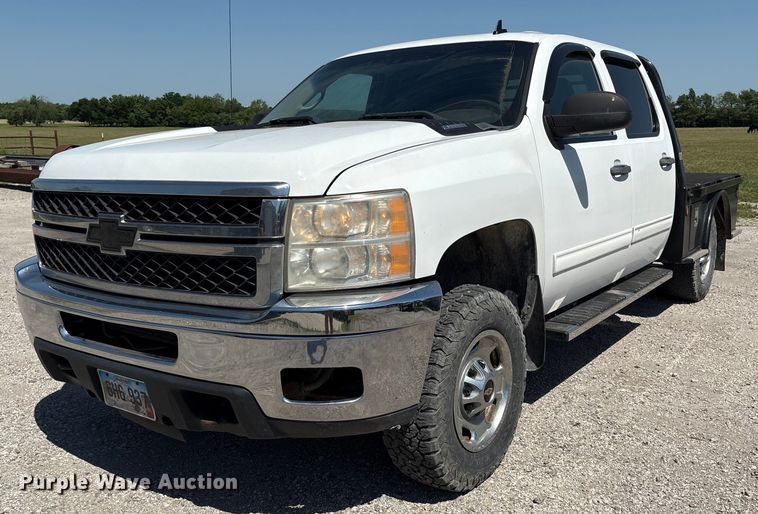 2011 Chevrolet Silverado 2500HD Crew Cab flatbed pickup truck - EM2514