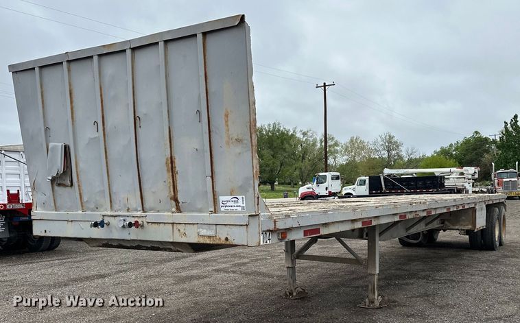 1982 Hobbs flatbed trailer - DF8488