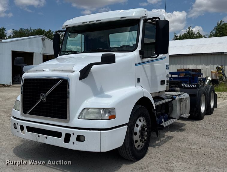 2017 Volvo VNM semi truck - DI9045