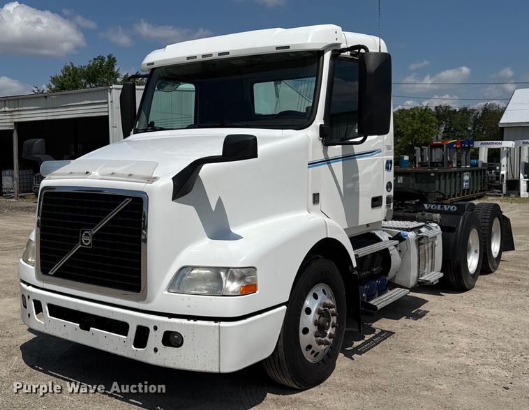2017 Volvo VNM semi truck - DI9046