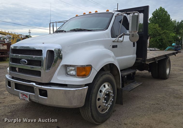 2005 Ford F750 Super Duty flatbed truck - DP6383