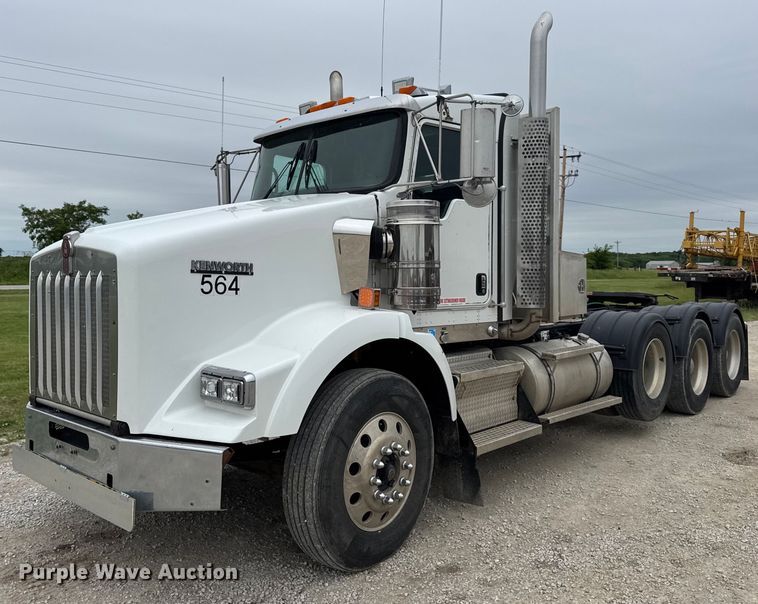 2014 Kenworth T800 semi truck - DV4097