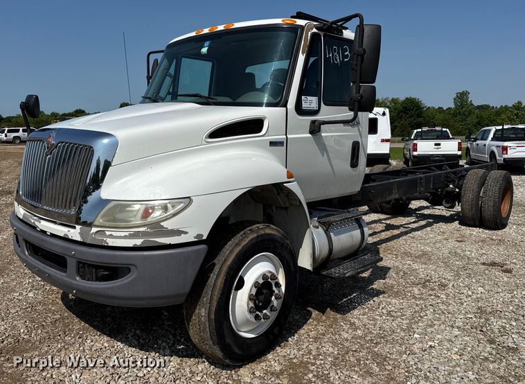 2013 International DuraStar 4300 truck cab and chassis - DV4120