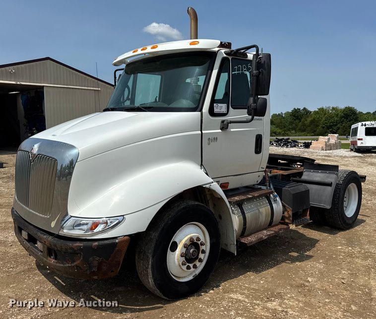 2004 International 8600 semi truck - DV4121