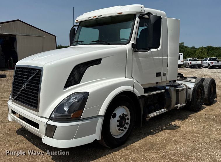 2013 Volvo VNL semi truck - DV4123