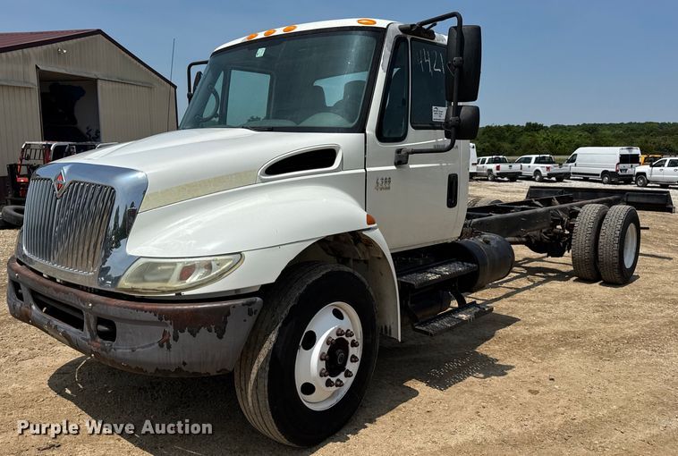 2003 International 4300 truck cab and chassis - DV4126
