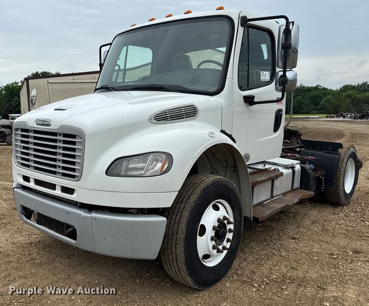 2015 Freightliner Business Class M2 semi truck - DV4152
