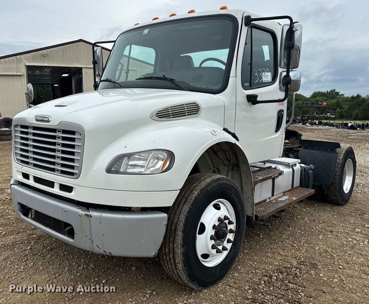 2014 Freightliner Business Class M2 semi truck - DV4153
