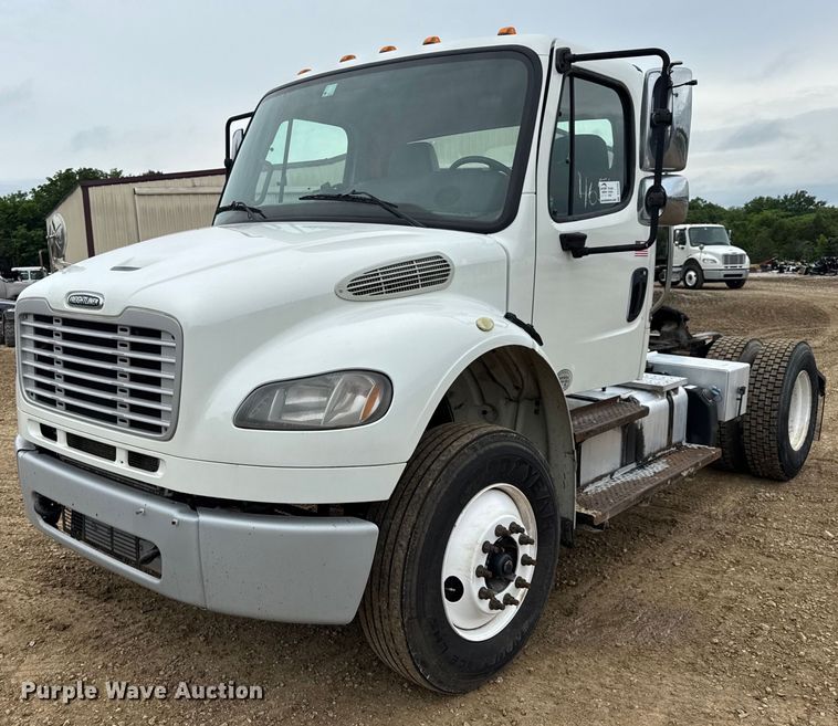 2015 Freightliner Business Class M2 semi truck - DV4154