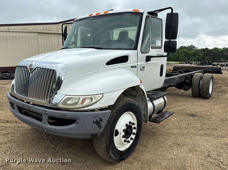 2007 International 4300 truck cab and chassis - DV4158