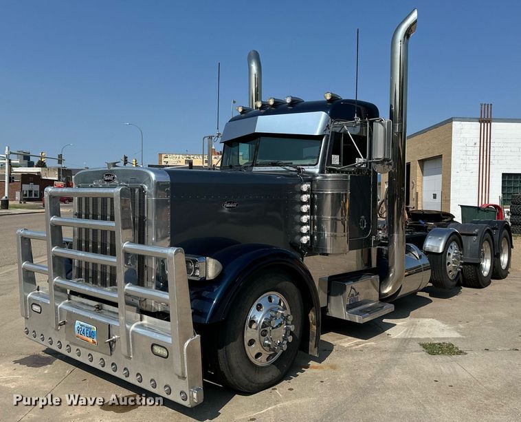 2000 Peterbilt 379 semi truck - EB2601