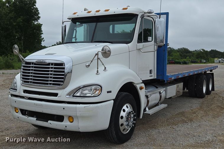 2007 Freightliner Columbia flatbed truck - ED2044