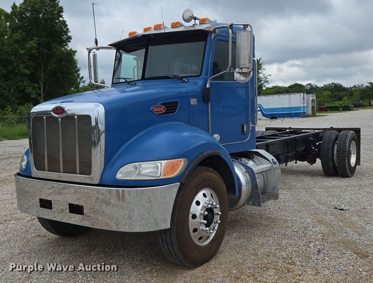 2013 Peterbilt 337 truck cab and chassis - ED2049