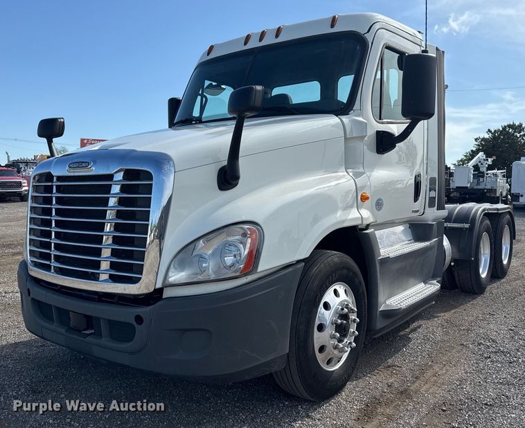 2016 Freightliner Cascadia 125 semi truck - EG5811
