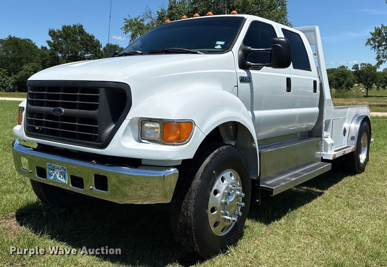2003 Ford F750 flatbed truck - EM2590