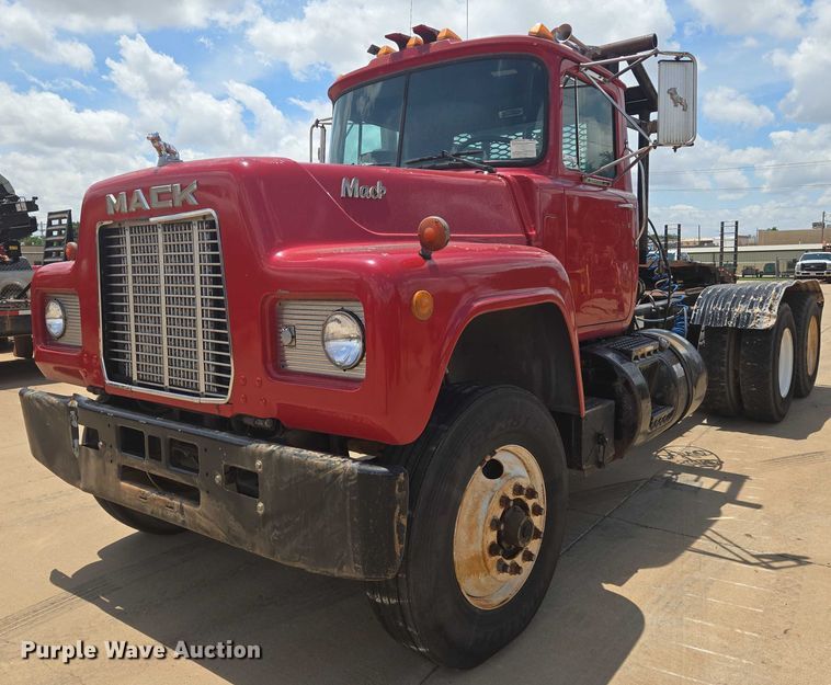 1991 Mack RD688S winch truck - EN8108