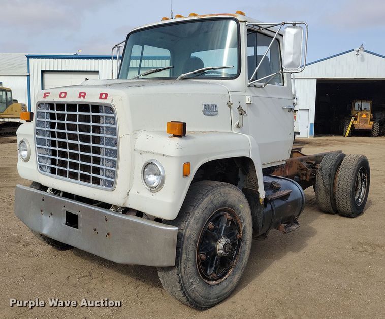 1982 Ford LN8000 truck cab and chassis - NB9873