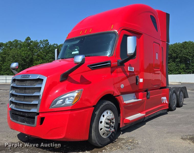 2018 Freightliner Cascadia 126 semi truck - YA0531