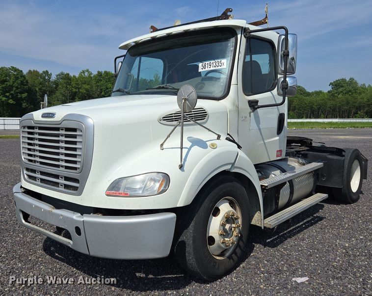 2015 Freightliner Business Class M2 semi truck - YA0557