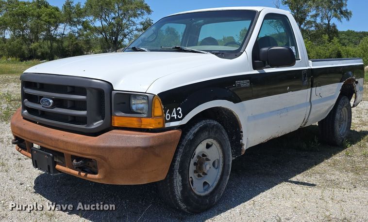 2000 Ford F250 Super Duty pickup truck - DF8561