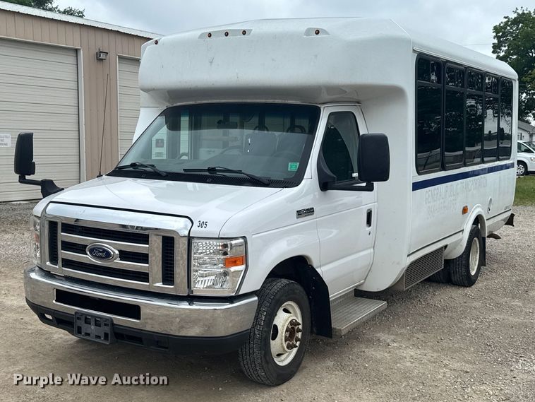 2018 Ford E450 Super Duty shuttle bus - DU9817