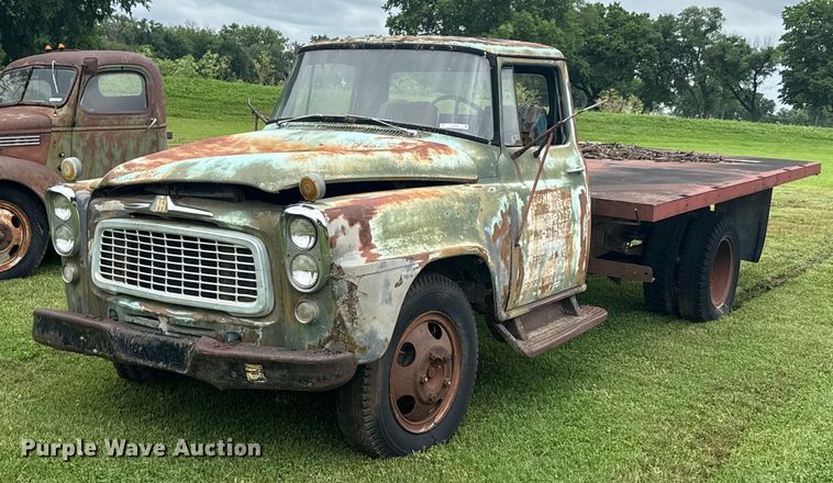 International B-162 dump flatbed pickup truck - DU9825