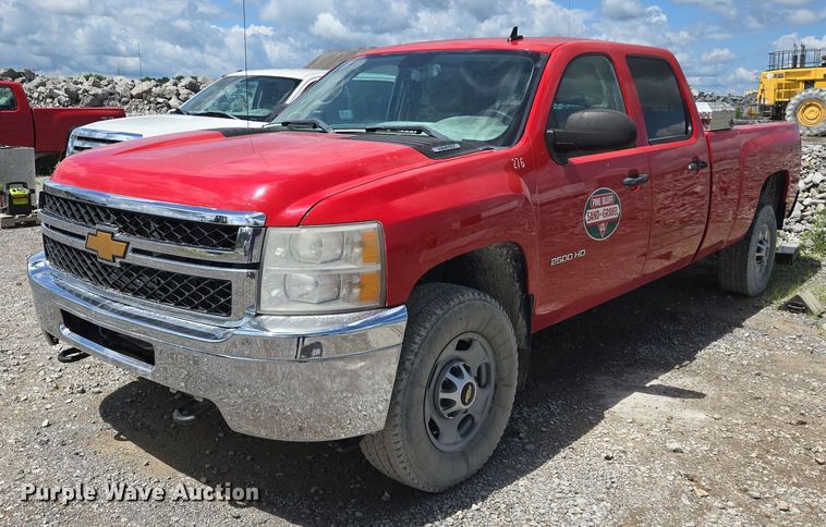 2013 Chevrolet  Silverado 2500HD Crew Cab pickup truck - DW7088