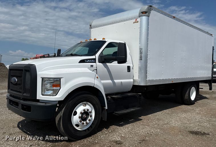 2017 Ford F650 box truck - DY0054