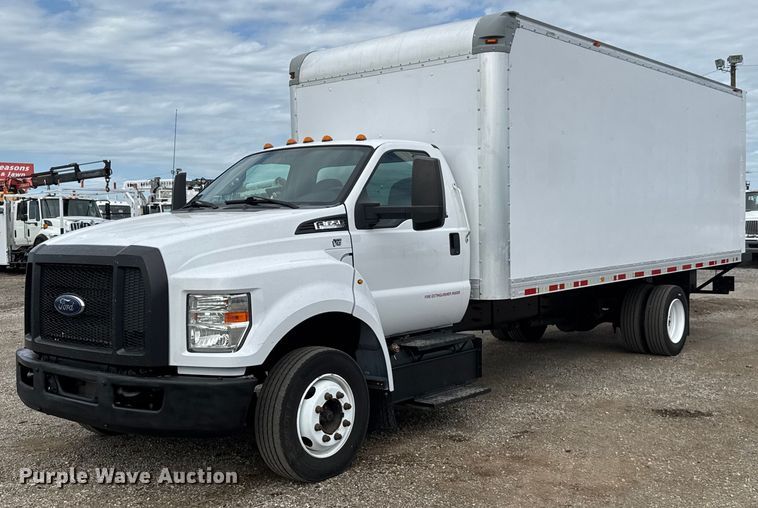 2017 Ford F650 box truck - DY0056