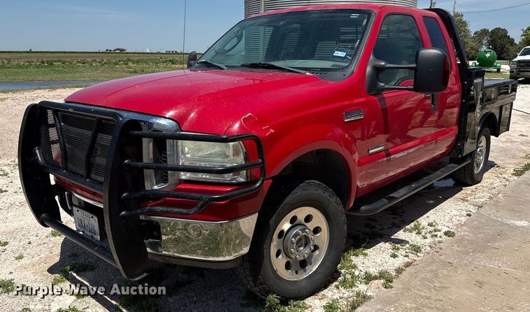2006 Ford F250 Super Duty XLT SuperCab flatbed pickup truck - DZ8512