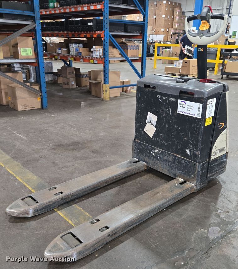 2017 Crown WP3035-45 pallet jack - EC4295