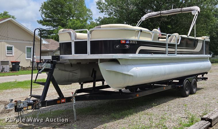 2003 Tracker Party Barge 27 I/O boat - ED2088