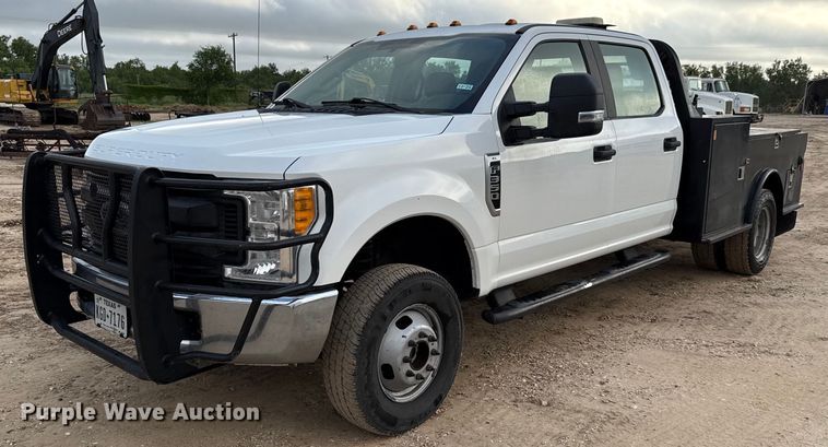 2017 Ford F350 Super Duty Crew Cab flatbed pickup truck - ED5742